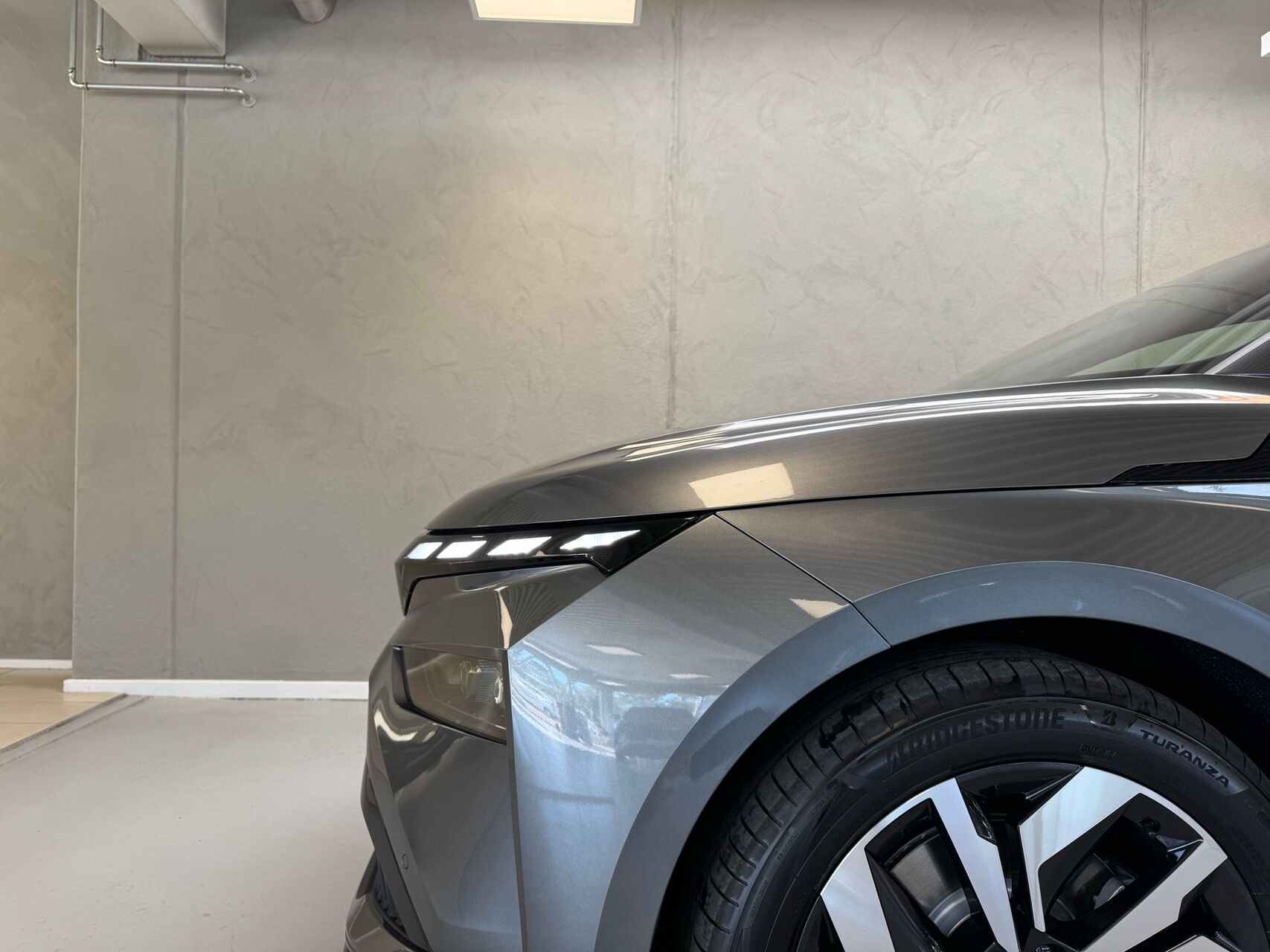 Grå Skoda Enyaq fra 2026