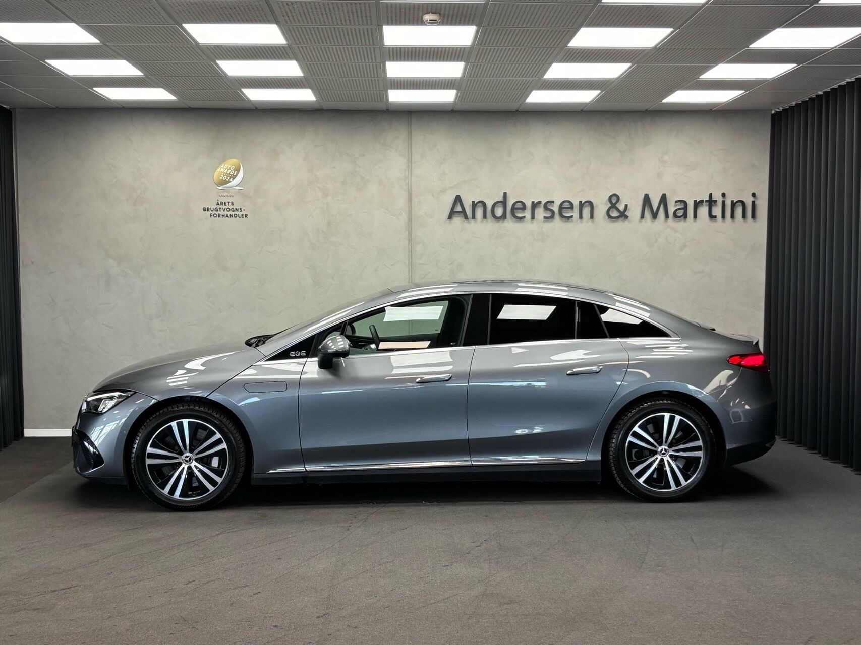 Grå Mercedes EQE 350+ fra 2023