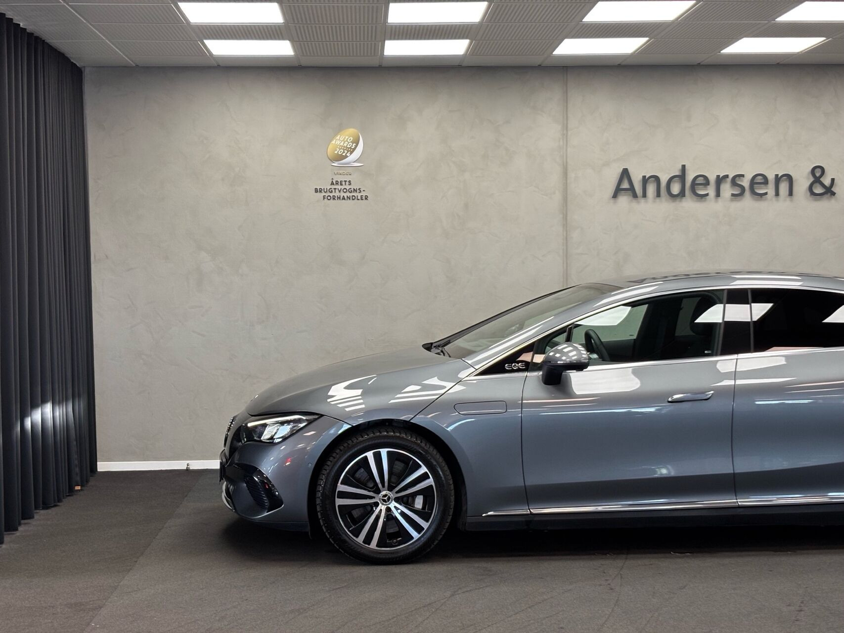 Grå Mercedes EQE 350+ fra 2023