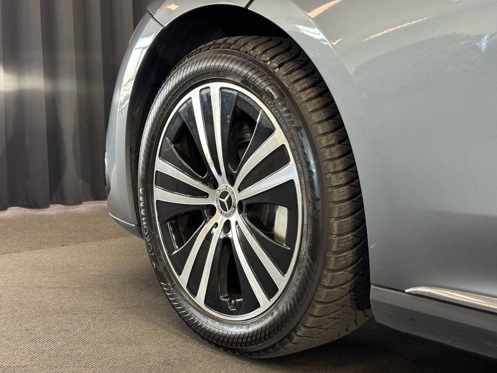 Grå Mercedes EQE 350+ fra 2023