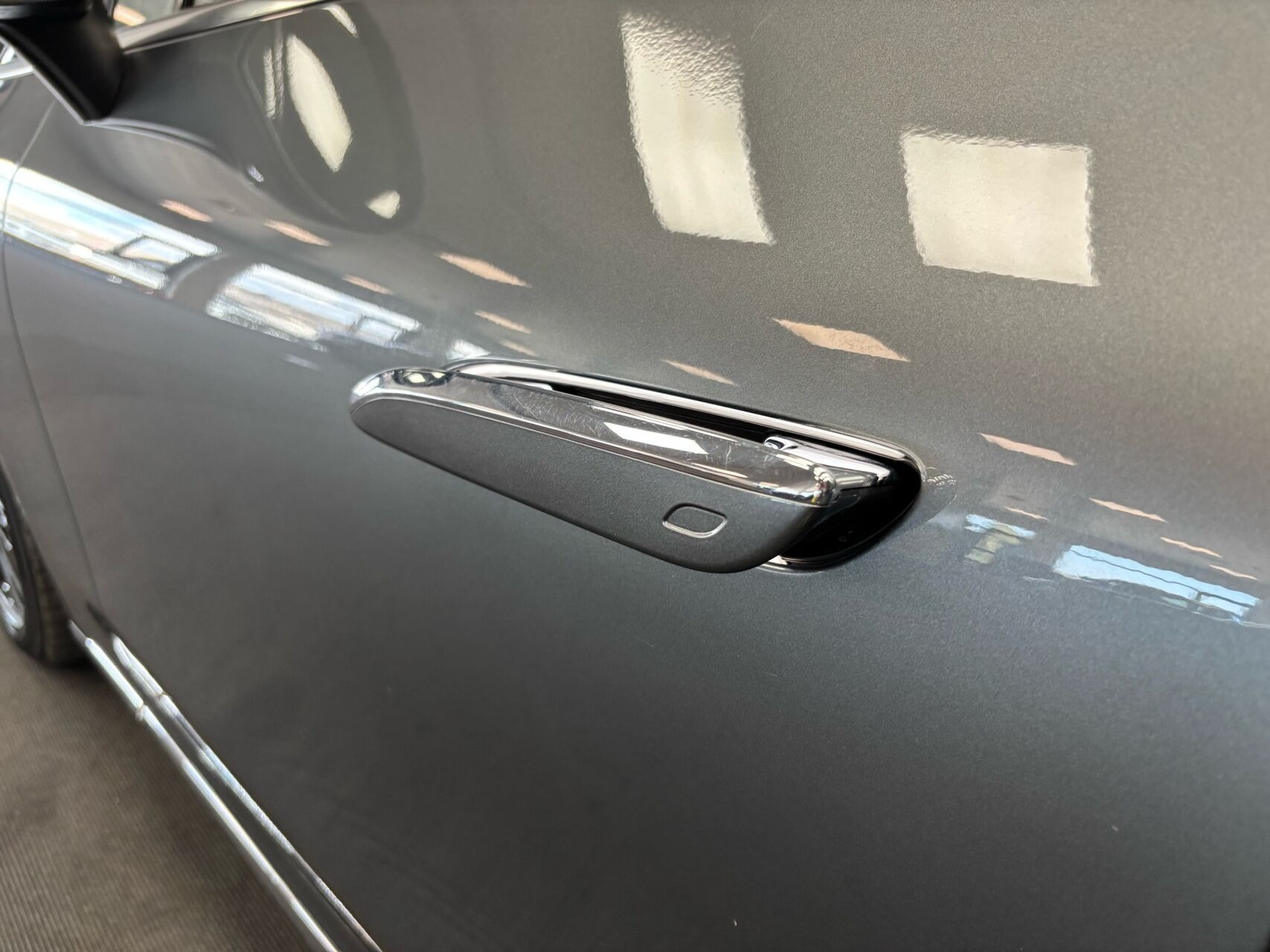 Grå Mercedes EQE 350+ fra 2023