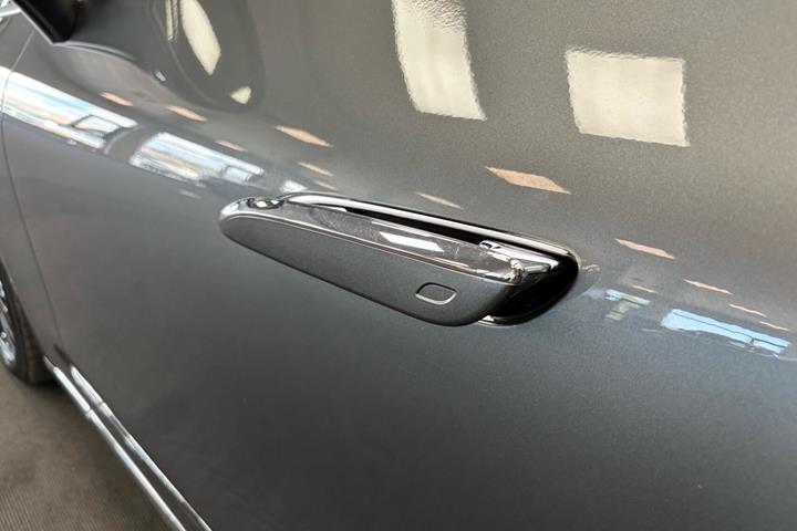 Grå Mercedes EQE 350+ fra 2023