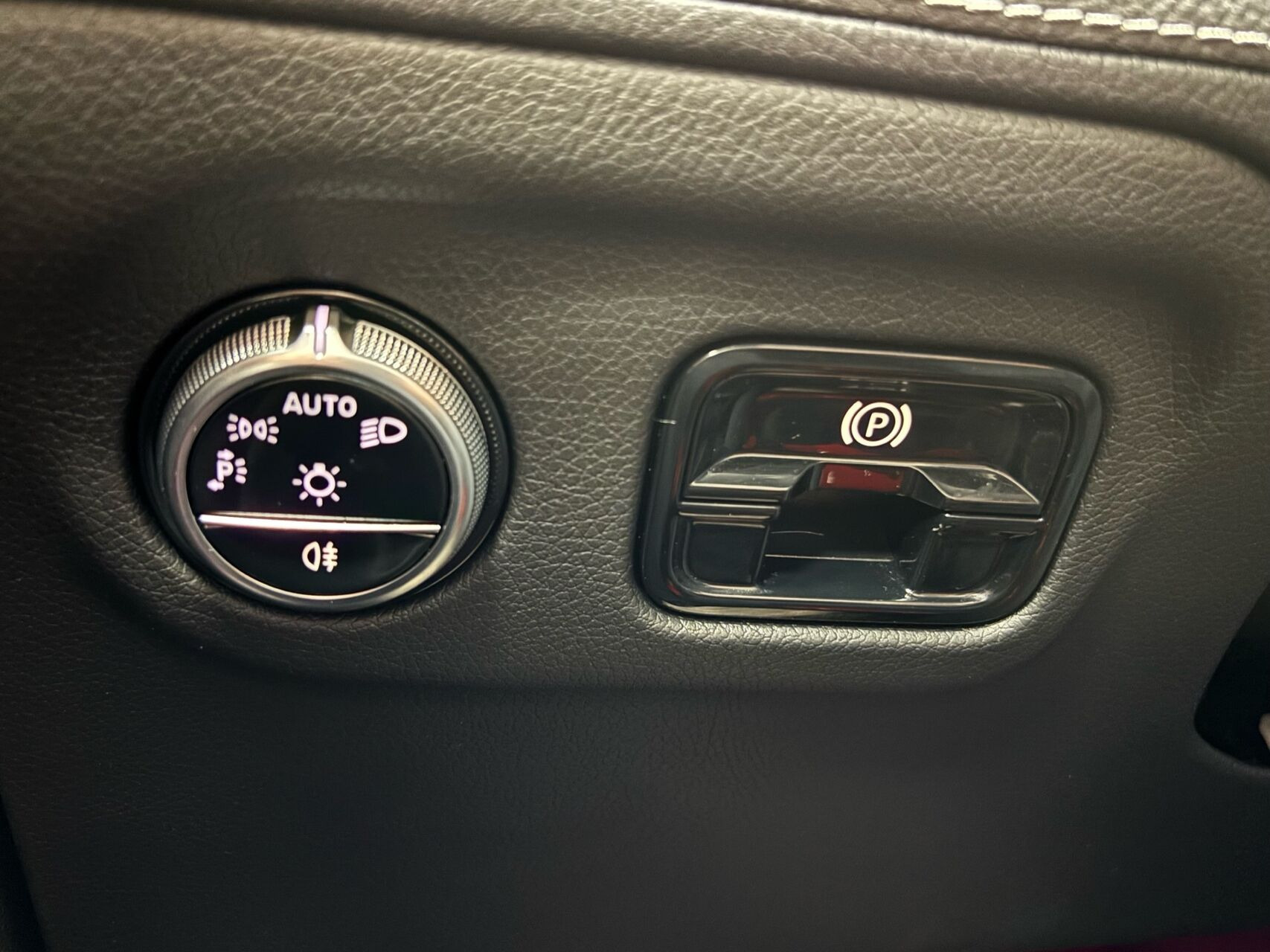 Grå Mercedes EQE 350+ fra 2023