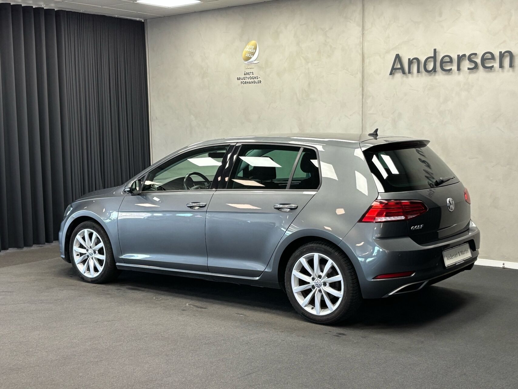 Grå VW Golf fra 2018