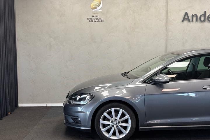 Grå VW Golf fra 2018