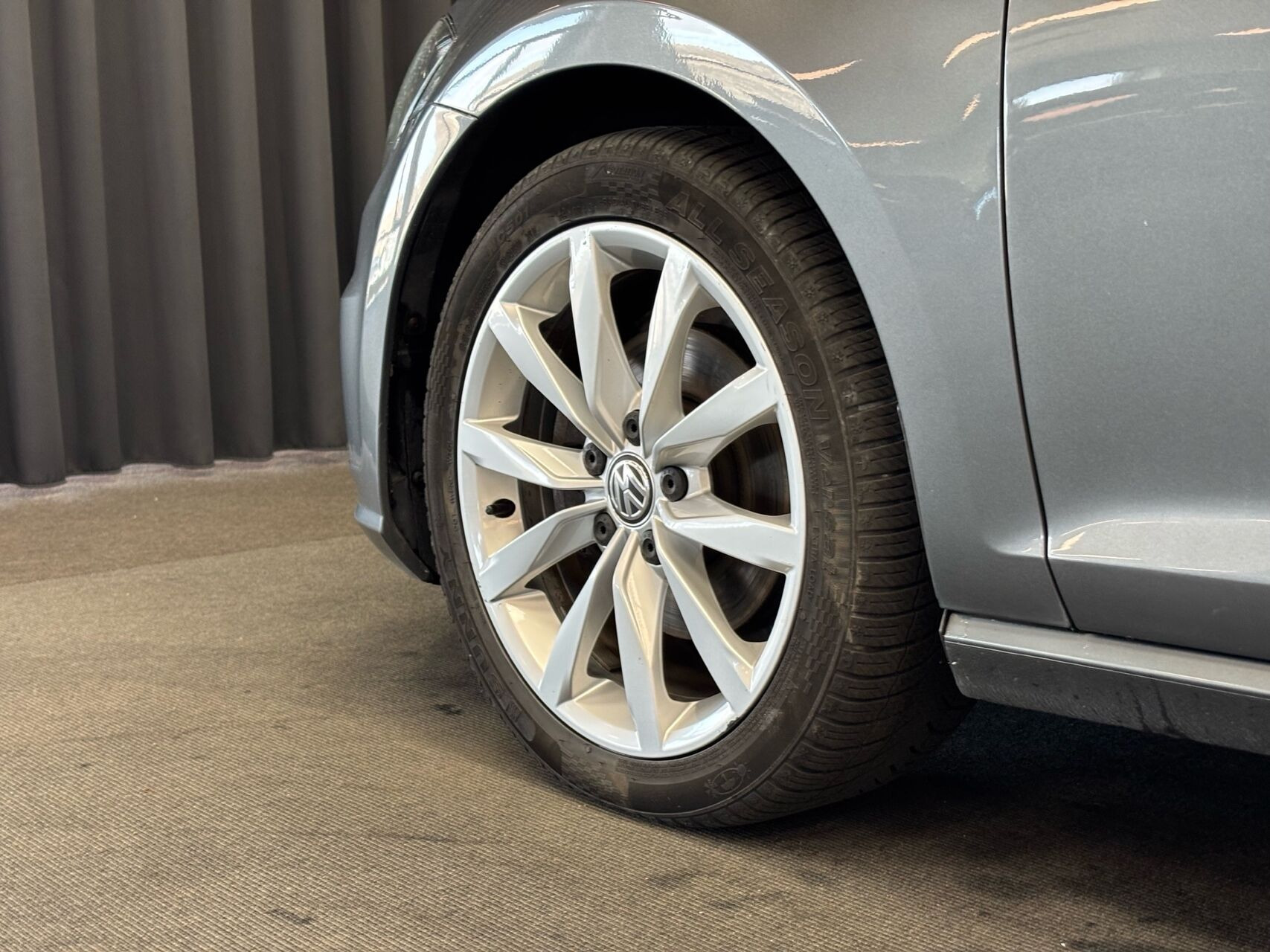 Grå VW Golf fra 2018