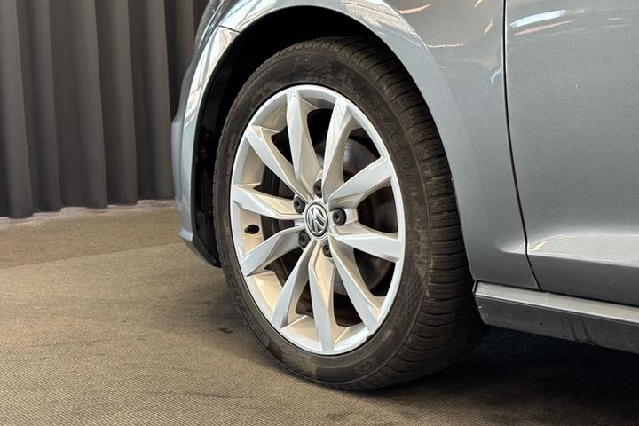Grå VW Golf fra 2018