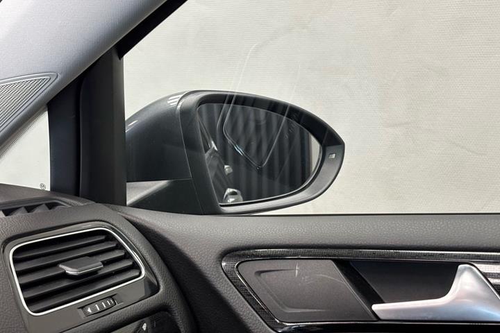 Grå VW Golf fra 2018