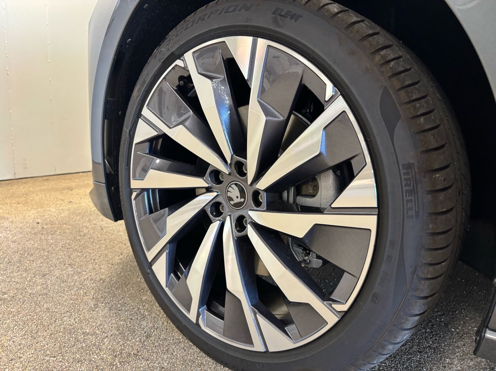 Grå Skoda Enyaq fra 2026