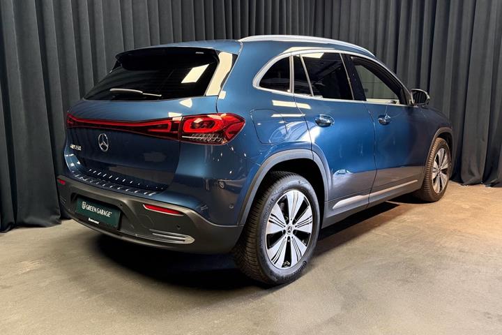 Blå Mercedes EQA 250 fra 2022