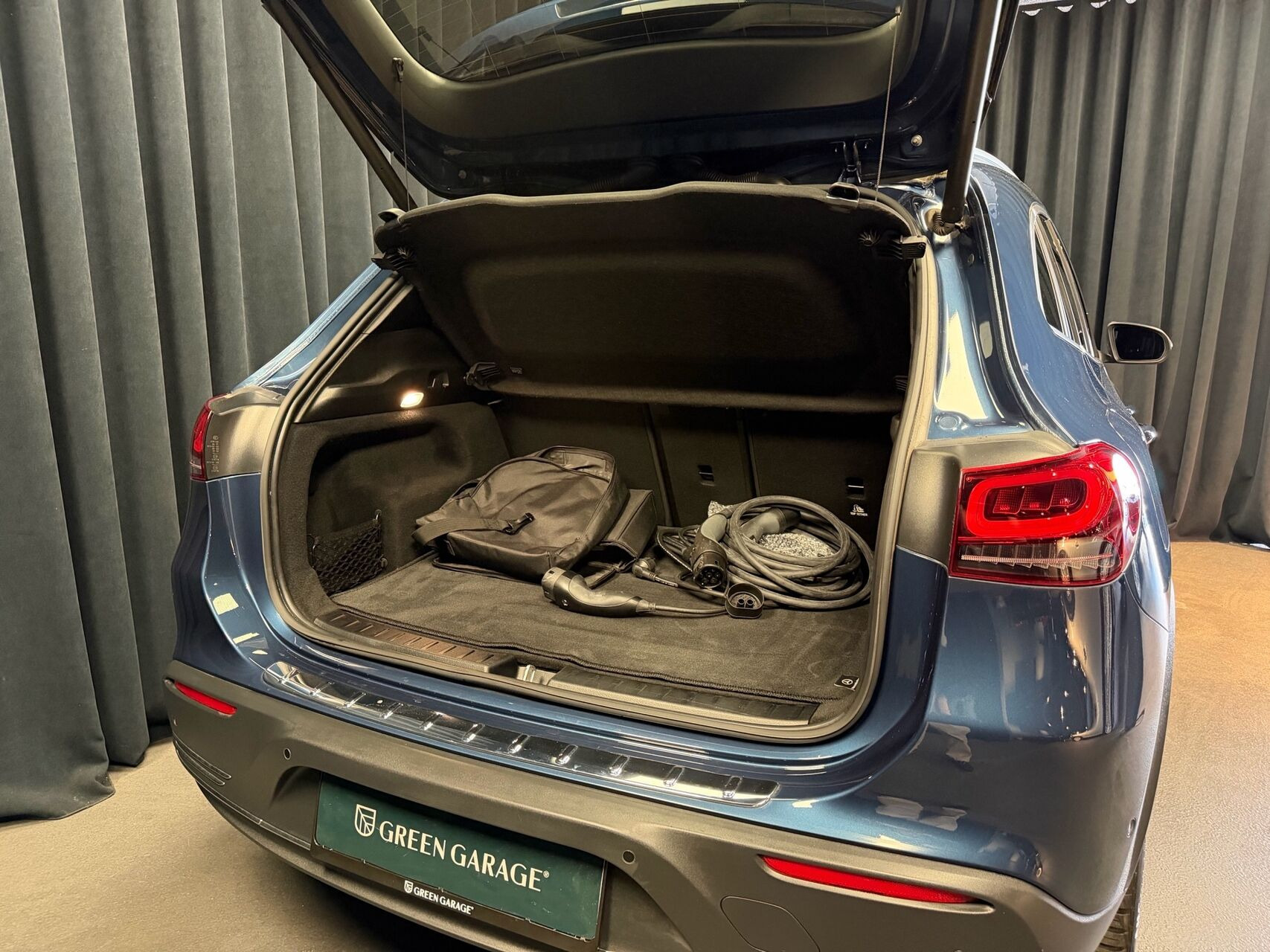 Blå Mercedes EQA 250 fra 2022