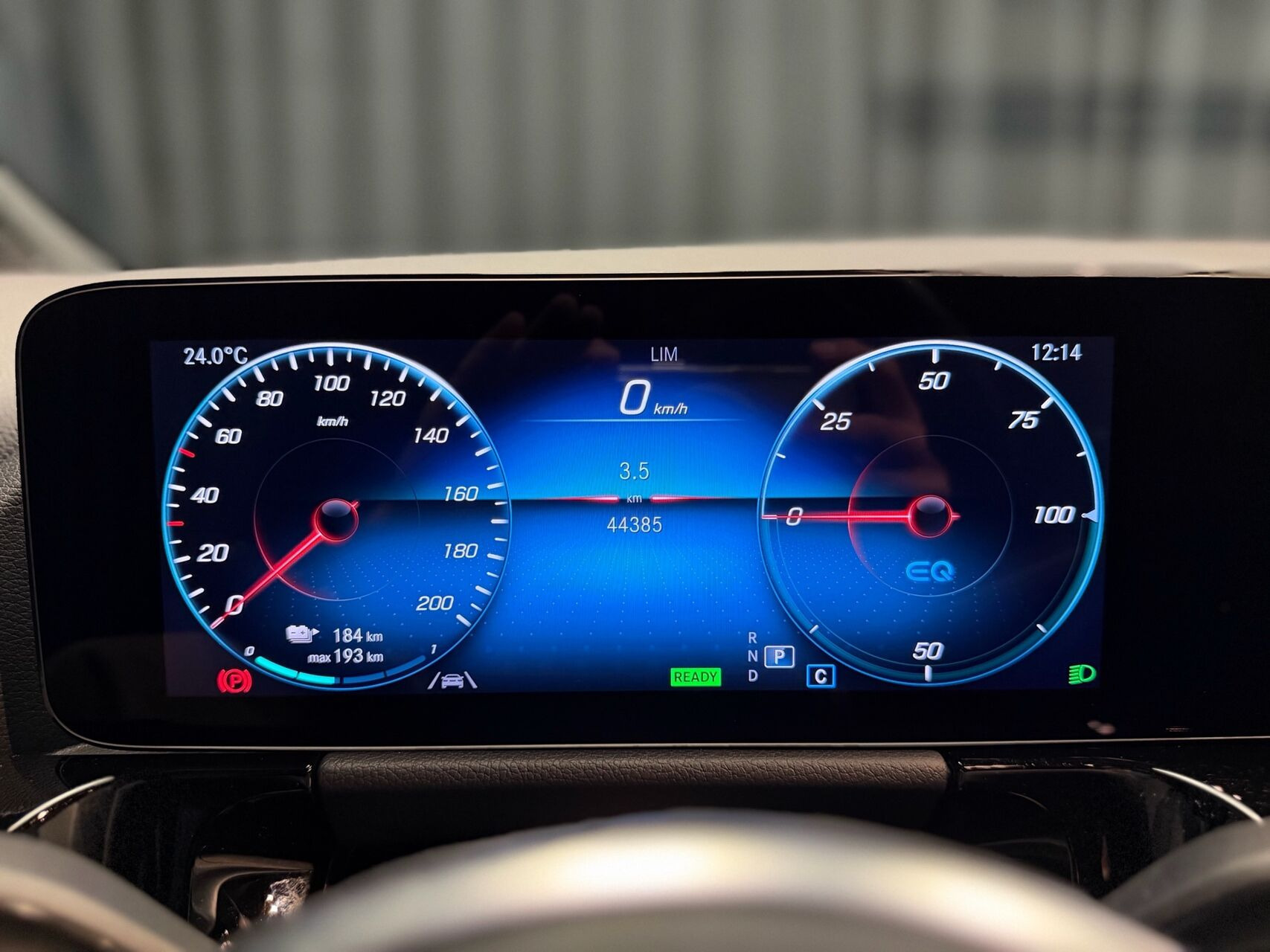 Blå Mercedes EQA 250 fra 2022