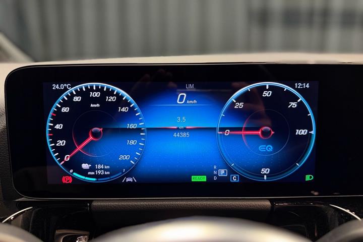 Blå Mercedes EQA 250 fra 2022
