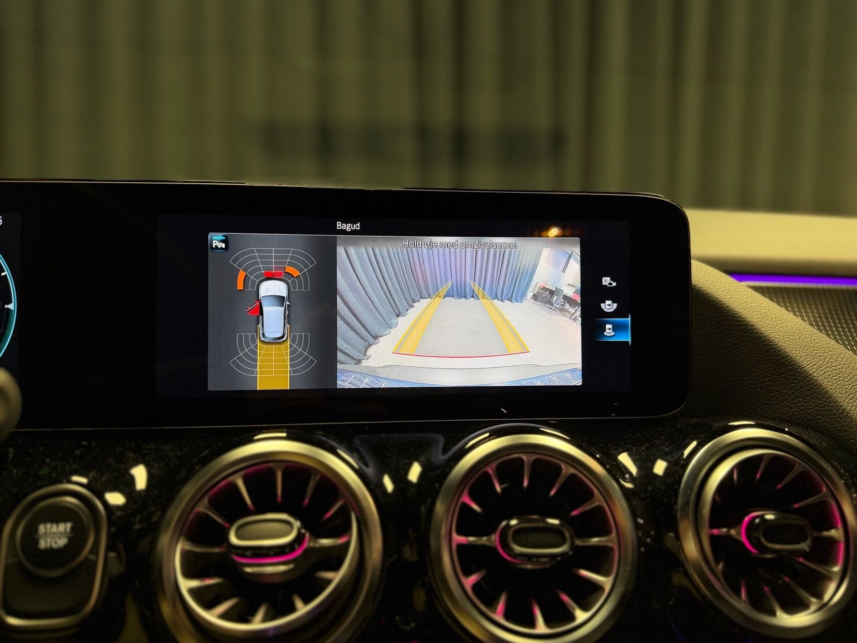 Blå Mercedes EQA 250 fra 2022