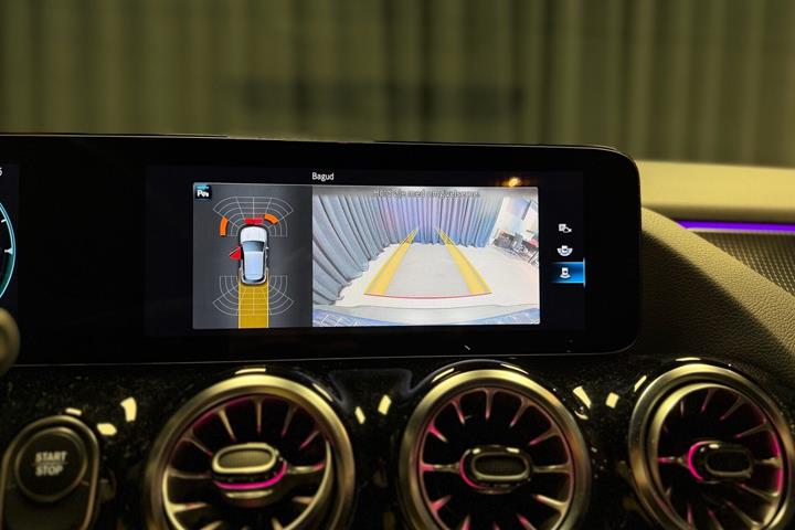 Blå Mercedes EQA 250 fra 2022