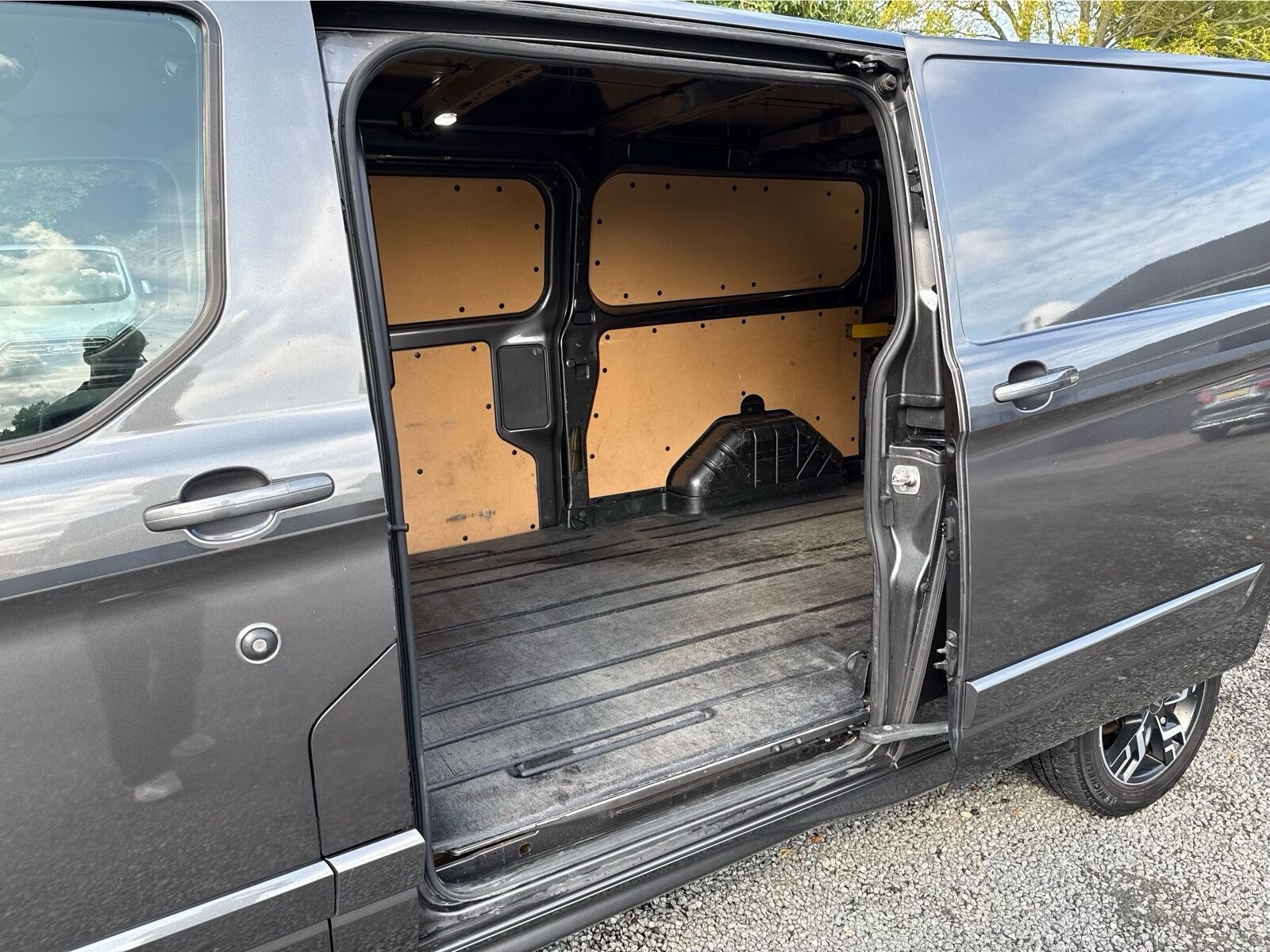 Sort Ford Transit Custom fra 2019