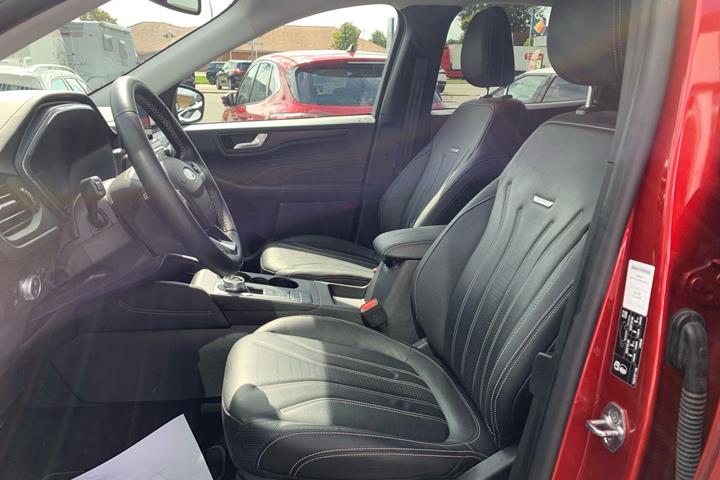 Rød Ford Kuga fra 2022