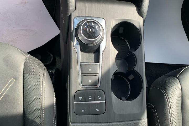 Rød Ford Kuga fra 2022