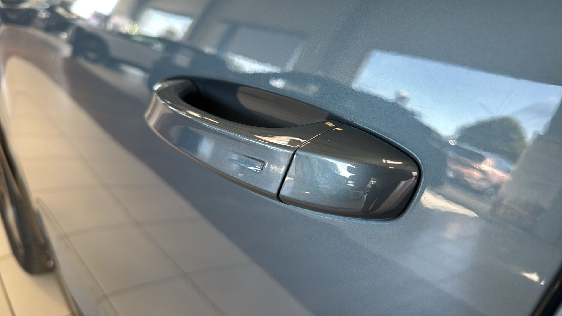 Blå Peugeot e-5008 fra 2024