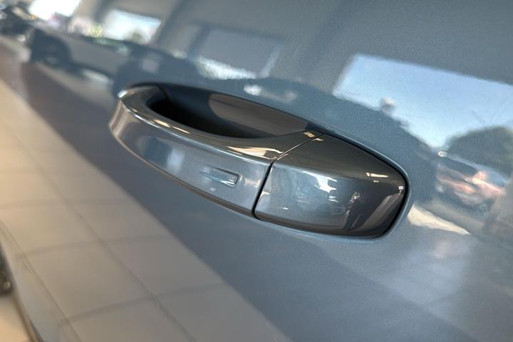 Blå Peugeot e-5008 fra 2024