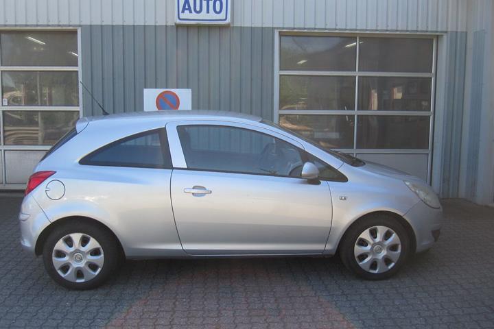 Sølv Opel Corsa fra 2010