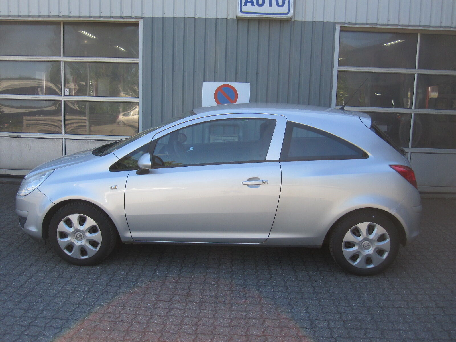 Sølv Opel Corsa fra 2010