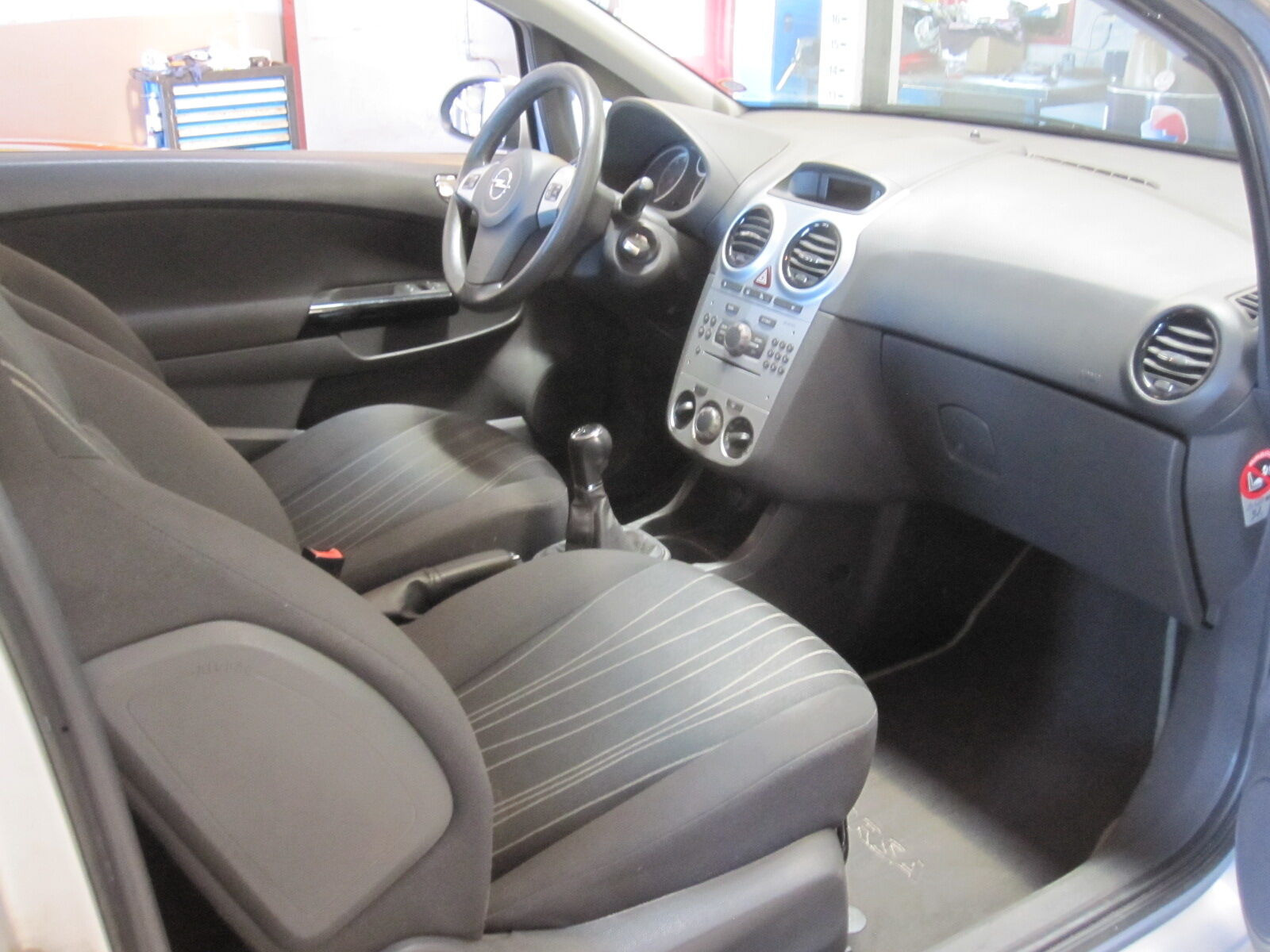Sølv Opel Corsa fra 2010