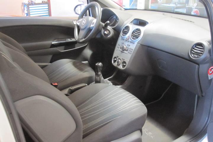 Sølv Opel Corsa fra 2010