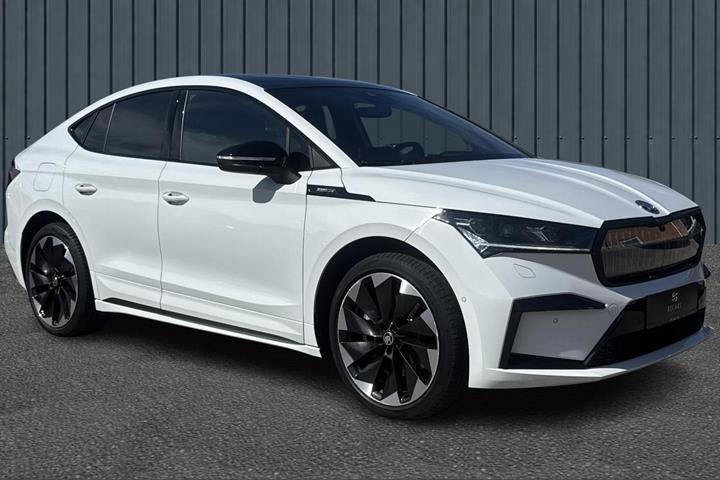 Hvid Skoda Enyaq fra 2024