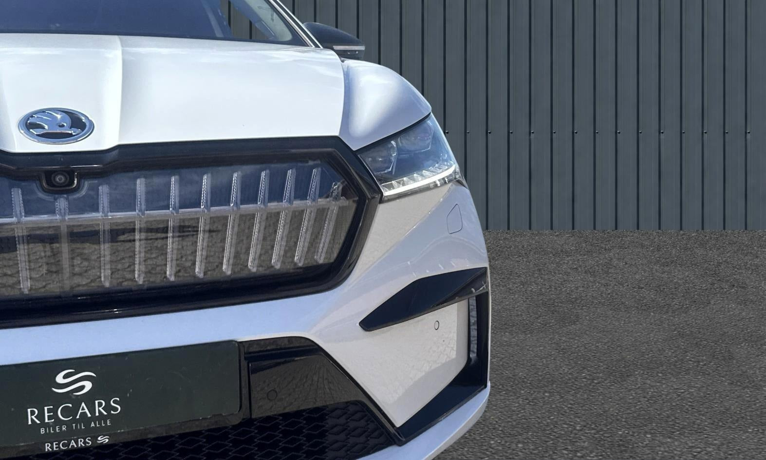 Hvid Skoda Enyaq fra 2024