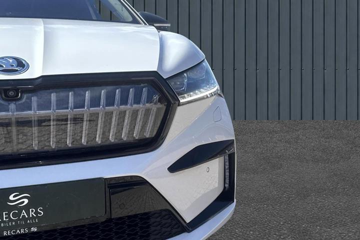 Hvid Skoda Enyaq fra 2024
