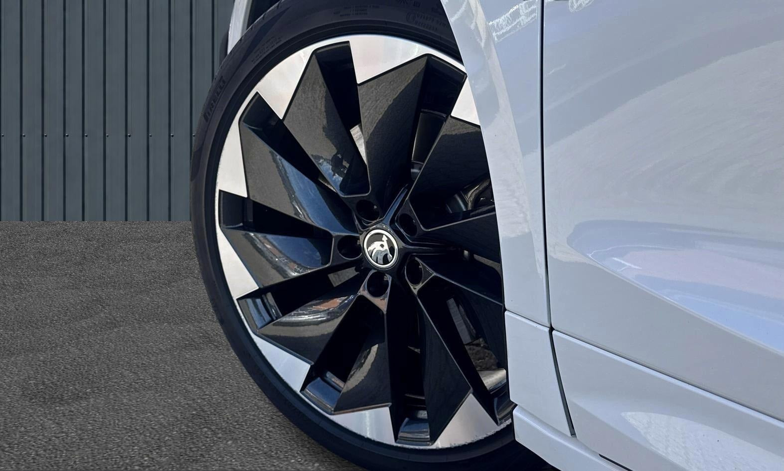 Hvid Skoda Enyaq fra 2024
