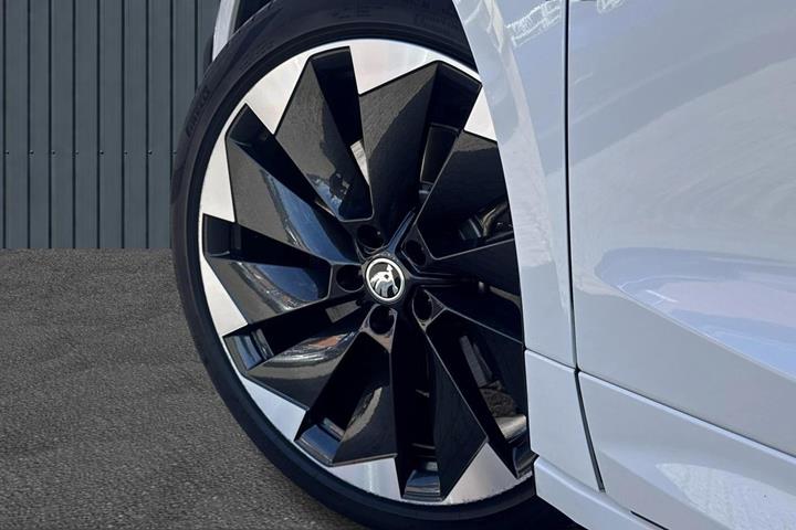 Hvid Skoda Enyaq fra 2024
