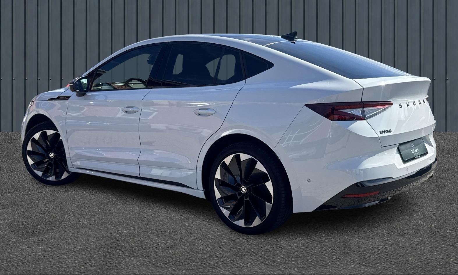 Hvid Skoda Enyaq fra 2024