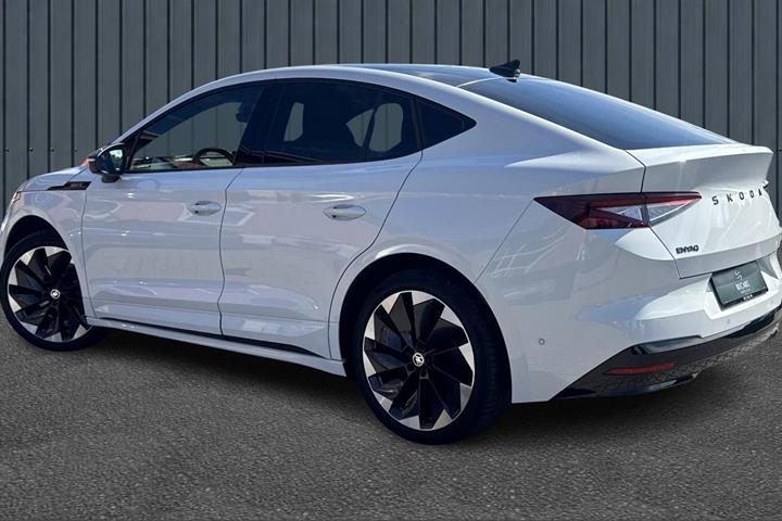 Hvid Skoda Enyaq fra 2024