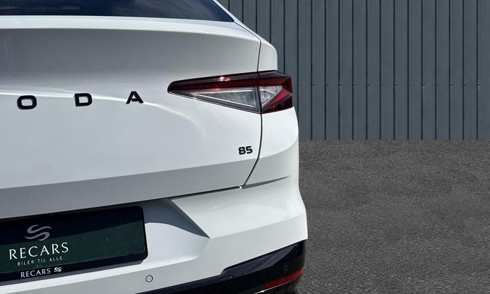 Hvid Skoda Enyaq fra 2024