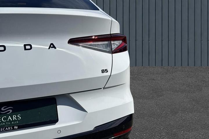 Hvid Skoda Enyaq fra 2024