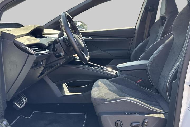 Hvid Skoda Enyaq fra 2024