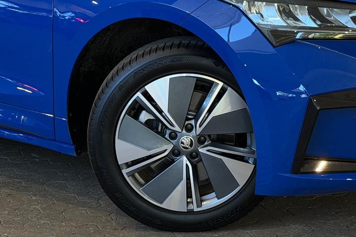 Blå Skoda Enyaq fra 2023