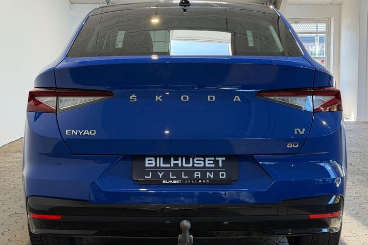 Blå Skoda Enyaq fra 2023