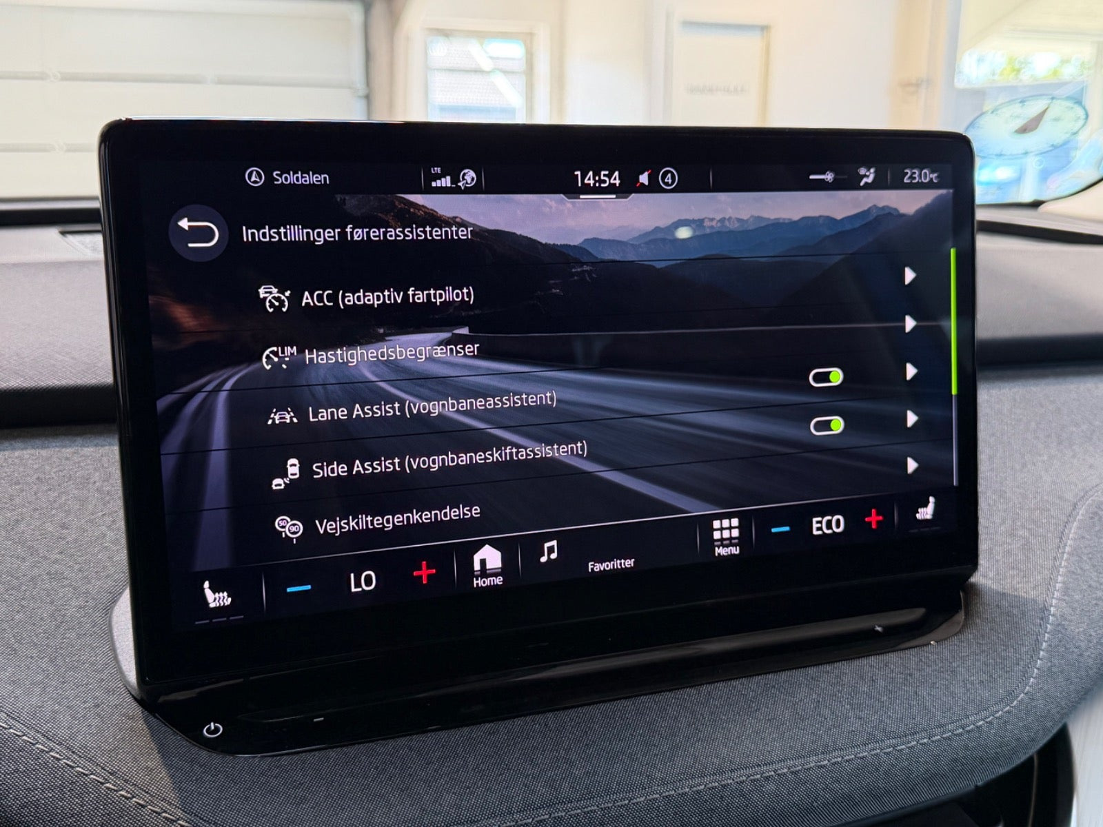 Blå Skoda Enyaq fra 2023