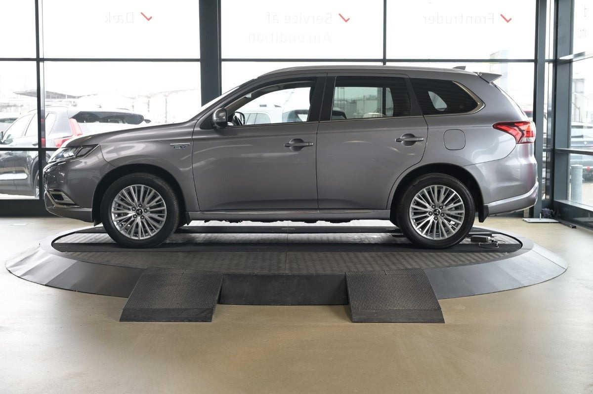 Grå Mitsubishi Outlander fra 2019
