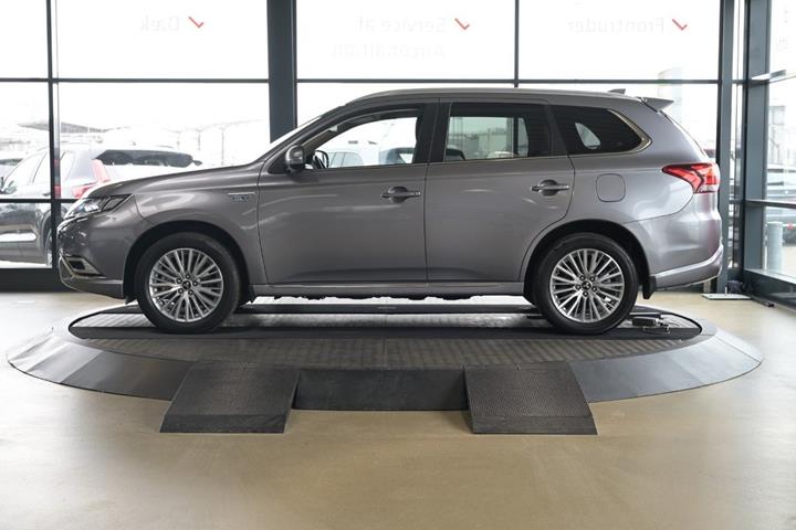 Grå Mitsubishi Outlander fra 2019