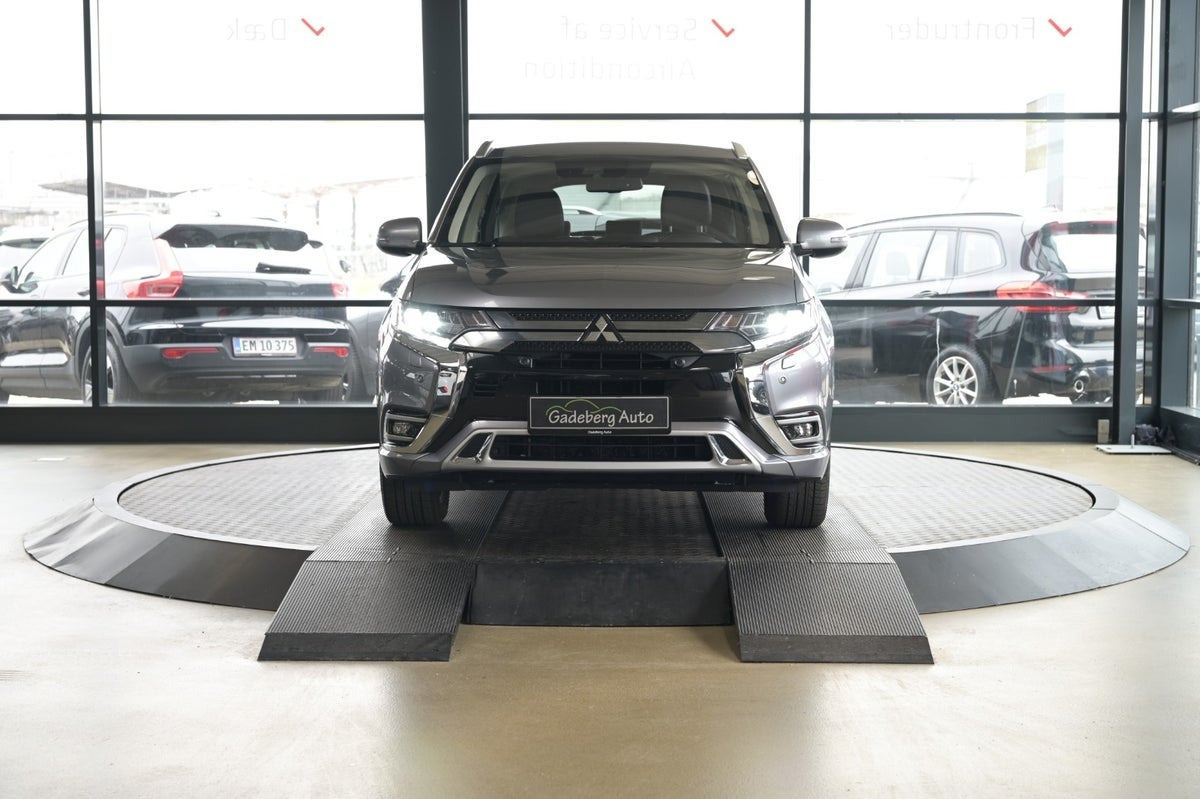 Grå Mitsubishi Outlander fra 2019