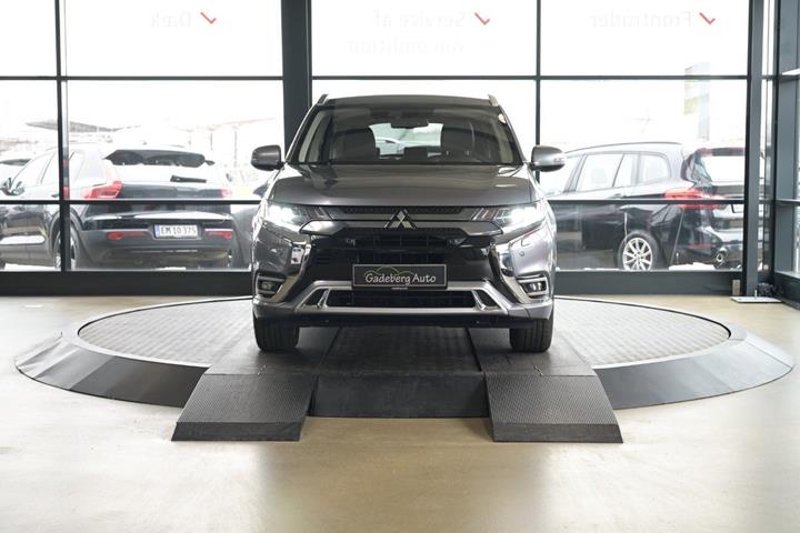 Grå Mitsubishi Outlander fra 2019