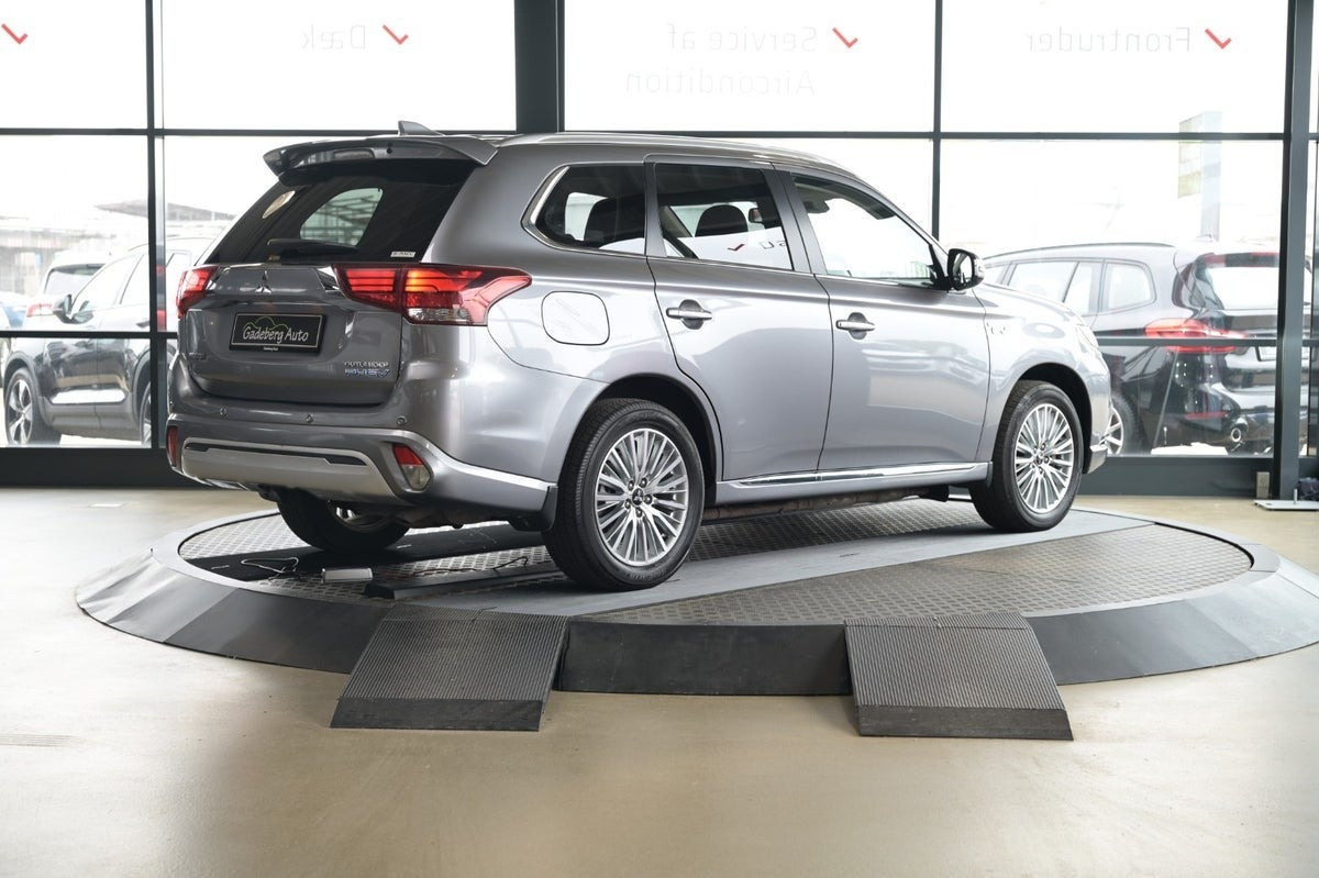 Grå Mitsubishi Outlander fra 2019