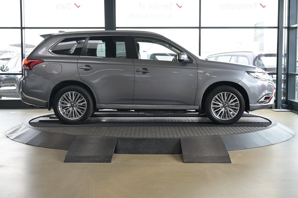 Grå Mitsubishi Outlander fra 2019
