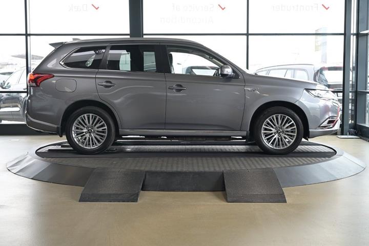 Grå Mitsubishi Outlander fra 2019