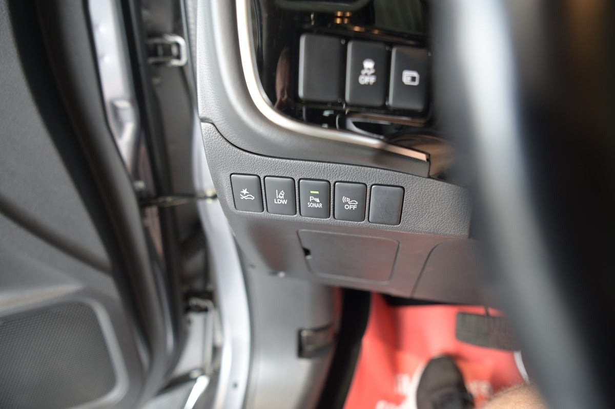 Grå Mitsubishi Outlander fra 2019