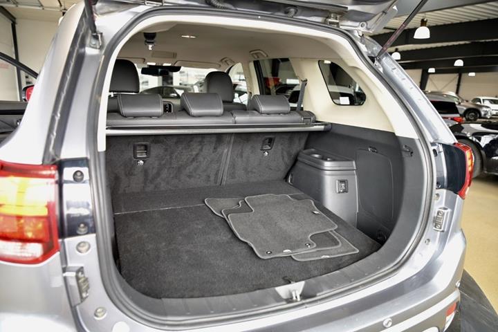 Grå Mitsubishi Outlander fra 2019